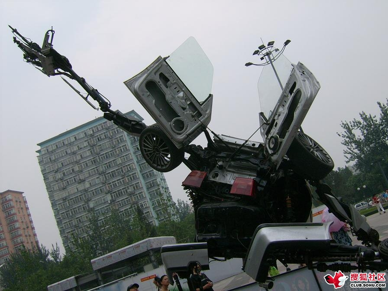 Illustration for article titled VW Passat-a-Bot Transformer Attacks Beijing Mall